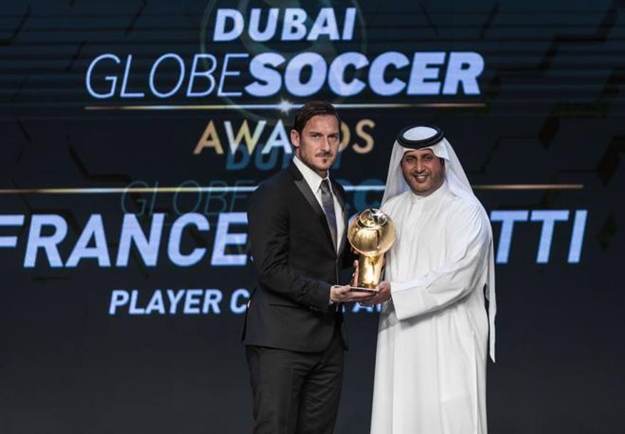 Il premio alla carriera per Francesco Totti durante l&#39;ottava edizione degli Awards